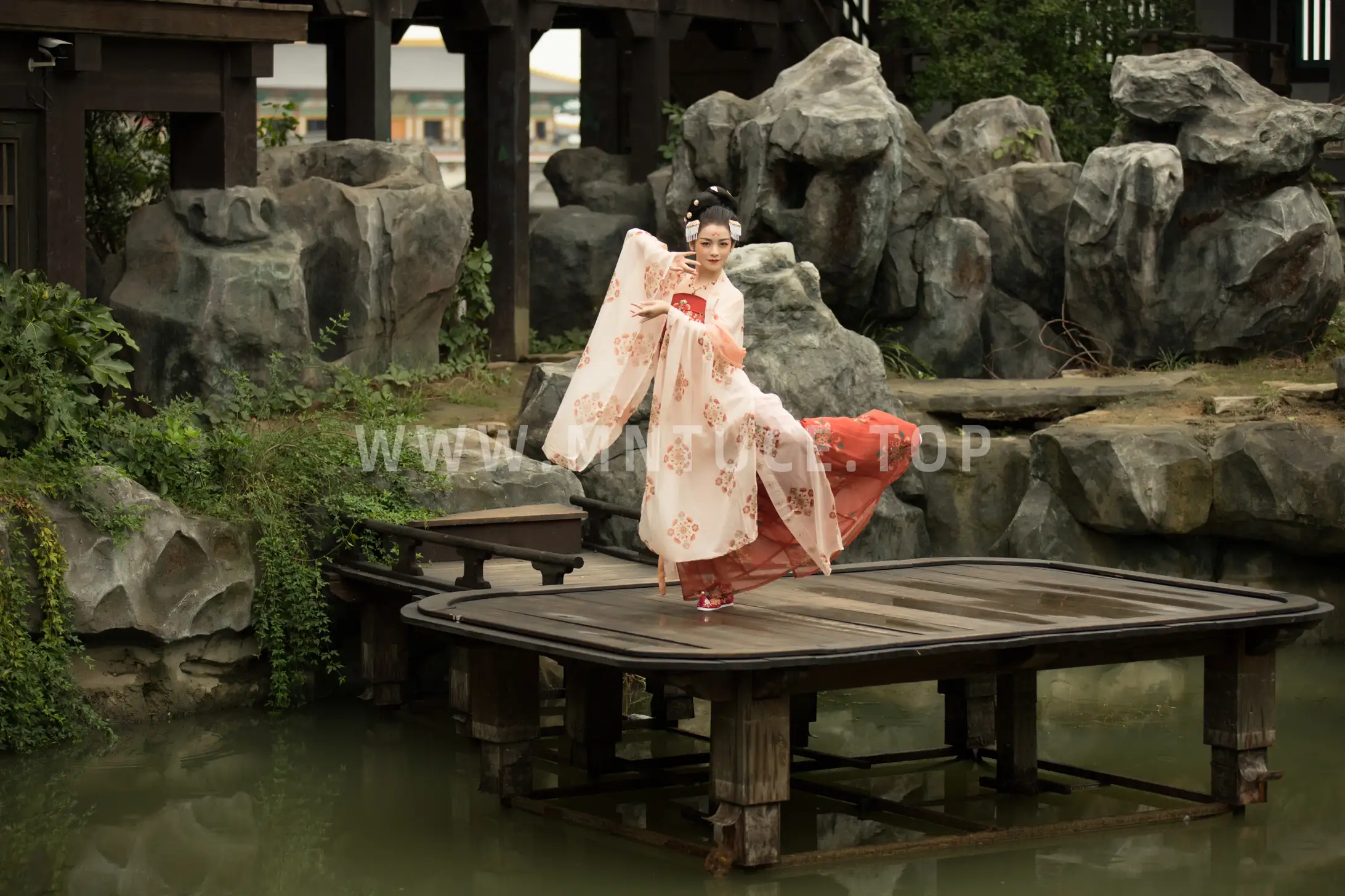 2022.07.06 Vol.1395 – 阙楼霓裳 19