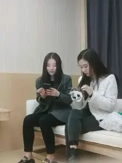 [国产片] 美女双飞, 操啊哥, 使劲操, 她还有劲 别停快使劲 别摸我要么把我操明白 轮流无套输出哥们今天碰到对手了操的汗流浃背 炮友,口交,骑乘,3P,不良少女,酒店