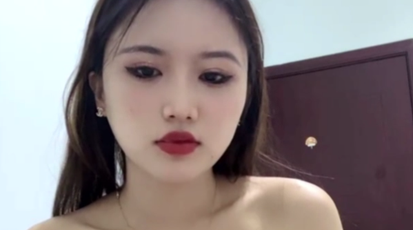[国产片] 超棒颜值美女！近期下海小露！性感红唇撩下内衣看奶，多毛骚穴挺粉嫩，掰穴近距离特写 美脚,美臀,美乳,美腿,性感内衣,自拍,熟女