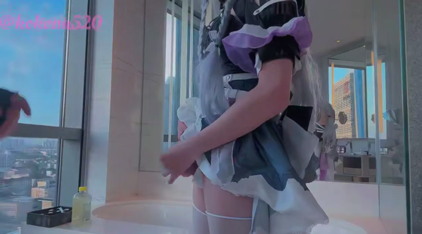 [人妖伪娘] 【伪娘】推特kokona520、thosaka2025被女仆小姐拖到酒店，用大鸡巴按在镜子前连续冲击半小时后后内射到逼里噗噗噗地流精流得满地都是… 肛交,伪娘,TS人妖,Cosplay,浴室