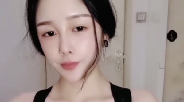 [国产片] 国产直播.高颜值女神盲盒系列-颜值区下海黄播极品美女，刚播放不开，逃出奶子小秀，闺蜜加入互揉奶子，跪在地上舔弄假屌，很是诱惑 丝袜,美乳,性玩具,自慰,自拍,熟女