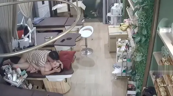 [国产片] 漂亮大奶老板娘偷情 小伙舔奶舔逼掰开内内直接强上 貌似大姐腿受伤有点不太愿意 苗条,美脚,美臀,巨乳,美腿,内射中出