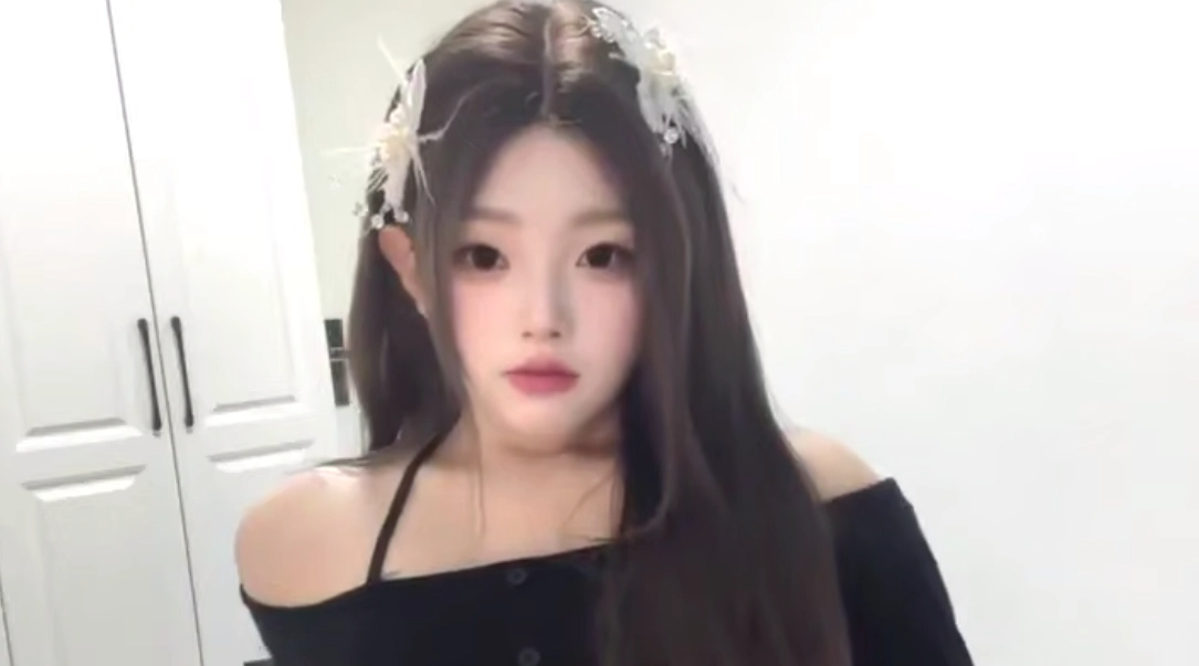 【伪娘】要不要吃妈妈的大牛牛  喷到腿上的💦 给我舔干净